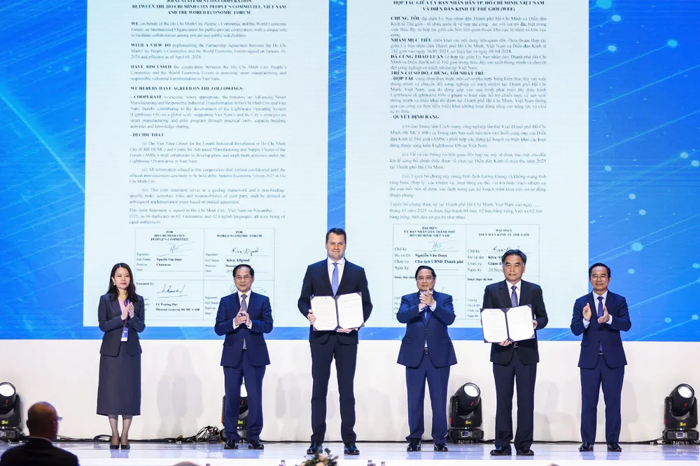 在政府总理范明政和副总理裴青山的见证下，胡志明市人委会与世界经济论坛发表关于推动越南智能制造与负责任工业转型的联合声明。（图：日盛）
