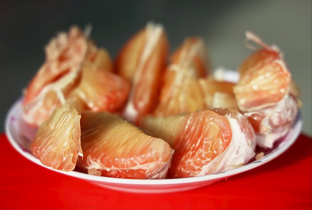 青皮柚子瓣饱满多汁、清香可口，采用有机流程生产，确保品质与食品安全。图自越通社