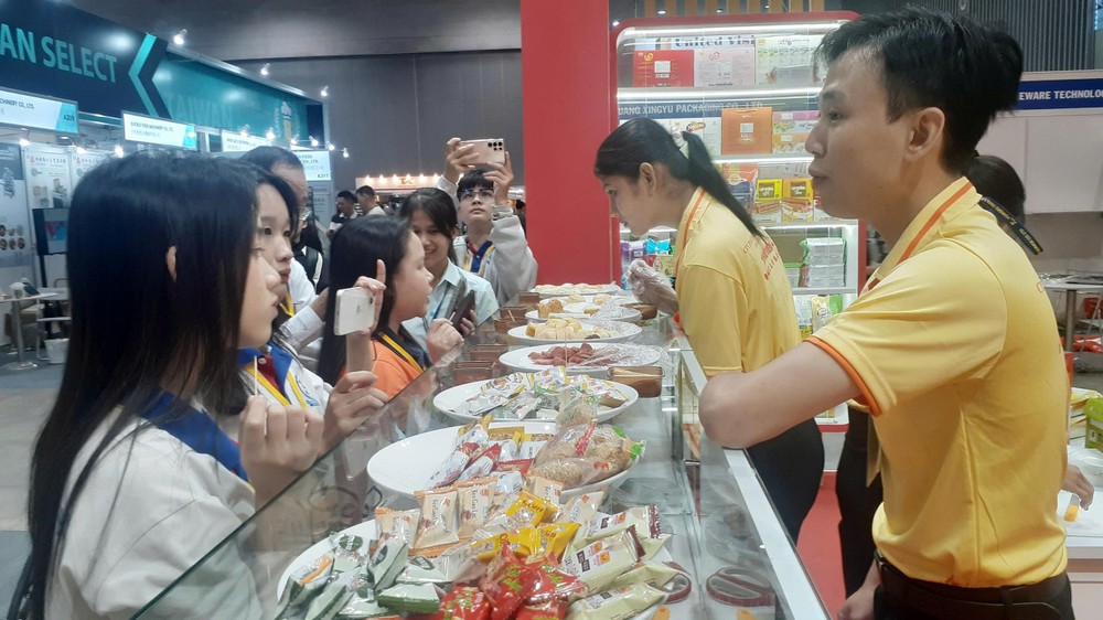 展览在开幕当天上午便已吸引众多人士前往参观。