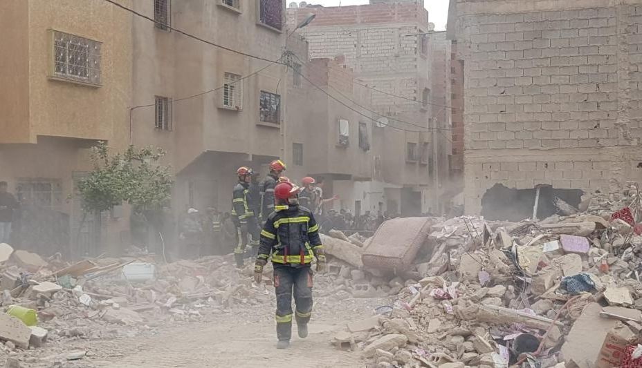 12月10日，在摩洛哥非斯市，当地安全和民防部门人员在事故现场开展搜救工作。（图：新华社）