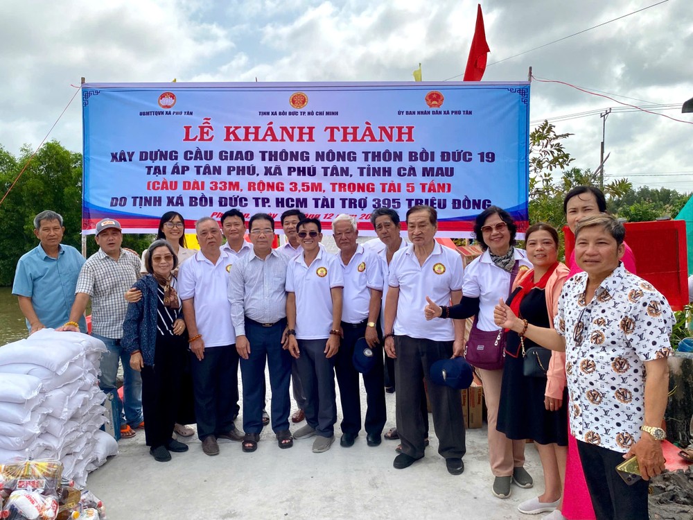 培德19号桥落成通车 代表们合照留念。