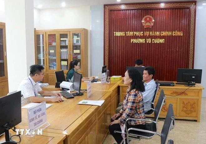 北宁省居民在武强坊行政服务中心办理行政手续。图自越通社