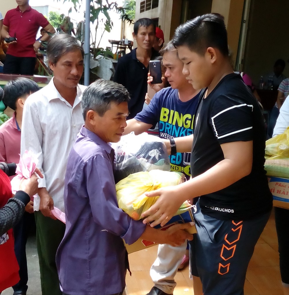 向春祿和定館窮人送禮物 ảnh 1