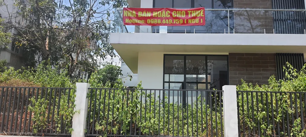 Nhiều nhà xuống cấp treo bảng "nhà bán hoặc cho thuê" Nhiều nhà xuống cấp treo bảng "nhà bán hoặc cho thuê"