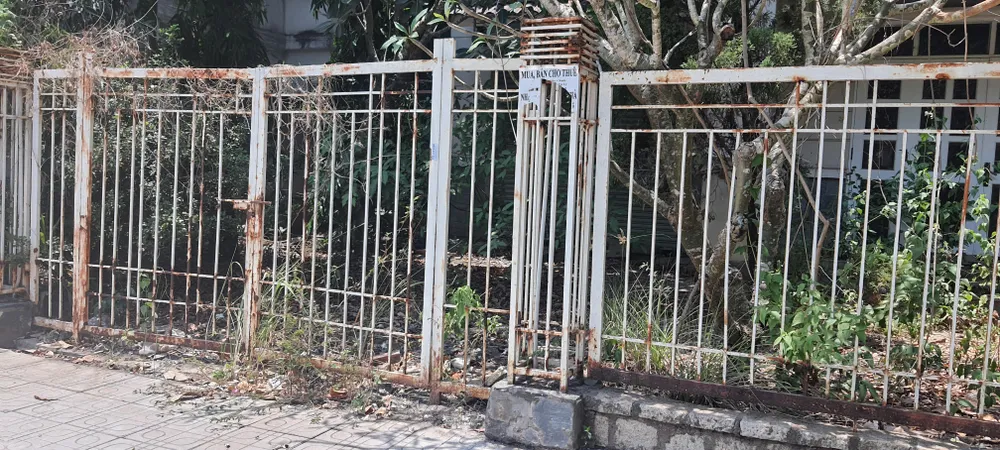 Nhiều căn biệt thự bị bỏ hoang, xuống cấp trầm trọng Nhiều căn biệt thự bị bỏ hoang, xuống cấp trầm trọng