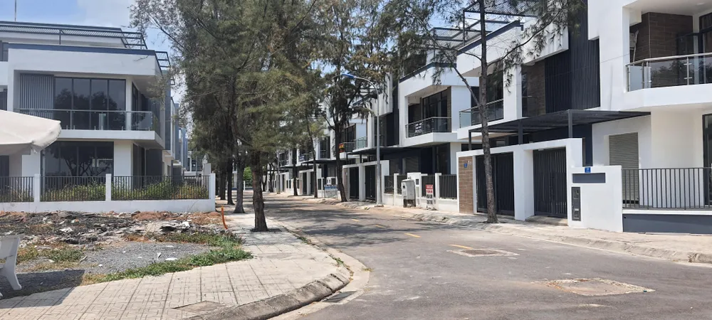 Cả một dãy phố của dự án Đông Tăng Long im lìm không có người ở Cả một dãy phố của dự án Đông Tăng Long im lìm không có người ở