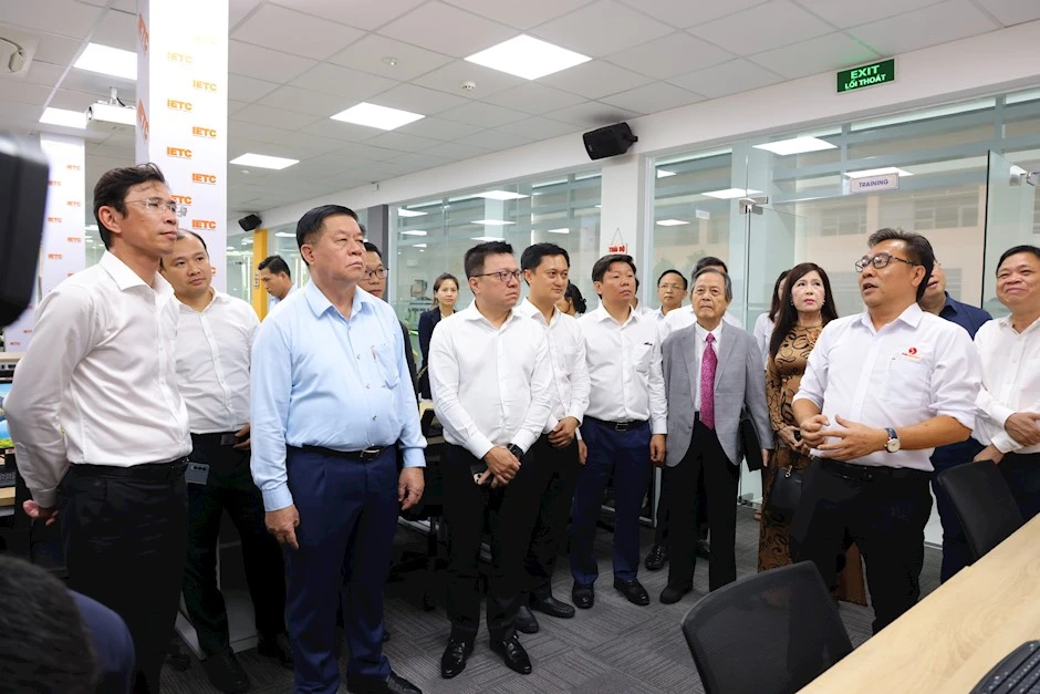 Dồng chí Nguyễn Trọng Nghĩa (thứ 2 từ trái qua) tham quan Khu CNC
