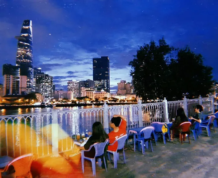 Bờ sông Sài Gòn bên Thủ Thiêm còn khá "chênh" với phía Quận 1