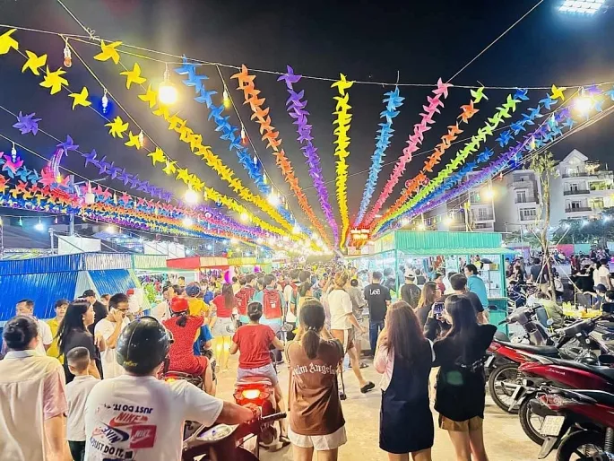 Người dân đến vui chơi vào ban đêm