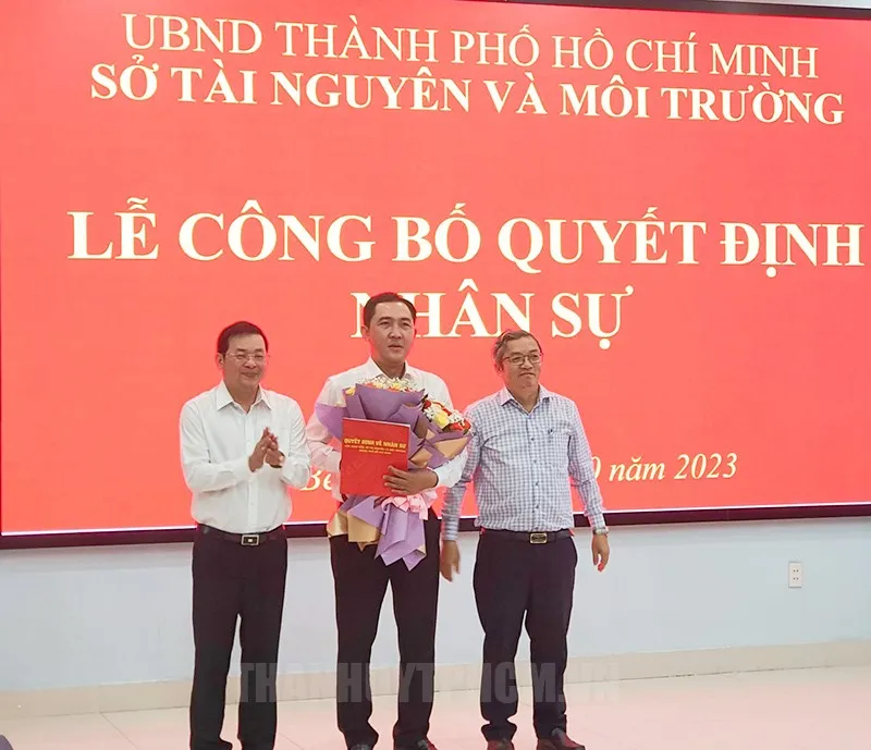 Đồng chí Nguyễn Toàn Thắng và đồng chí Võ Phan Lê Nguyễn (bìa phải, PCT UBND huyện NHà Bè) trao Quyết định bổ nhiệm và tặng hoa chúc mừng đồng chí Giang Tuấn Phát Đạt.