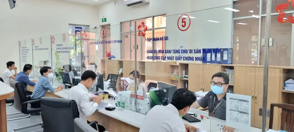 Người dân nộp hồ sơ nhà đất tại CN Tân Phú