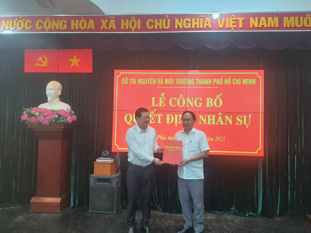 Giám đốc Sở TNMT Nguyễn Toàn Thắng trao quyết định cho ông Nguyễn Thái Hùng
