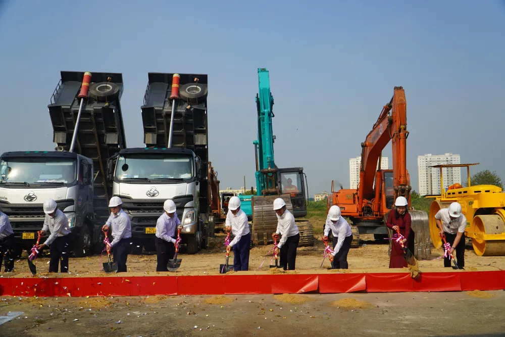 Các đại biểu làm lễ khởi công