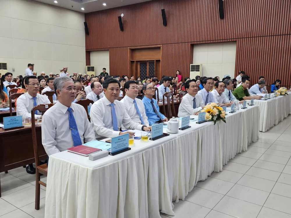 Phó Chủ tịch UBND TPHCM Ngô Minh Châu (bìa trái) tại buổi lễ q12-3364.jpg