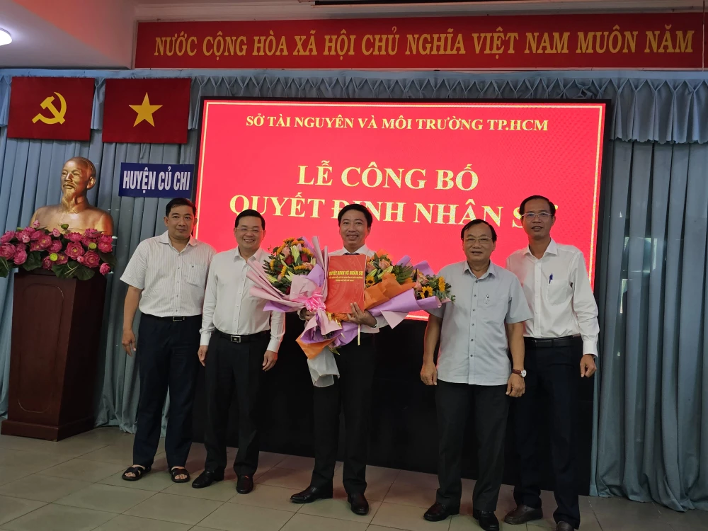 PCT UBND huyện Củ Chi Lê Đình Đức (thứ 2 từ phải) cùng lãnh đạo Sở TNMT, VP ĐKĐĐ TPHCM chúc mừng ông Trịnh Lê Khánh cu-chi-1-4594.jpg