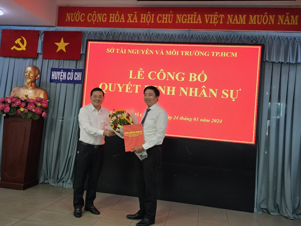 Giám đốc Nguyễn Toàn Thắng (trái) trao quyết định bổ nhiệm cho ông Trịnh Lê Khánh