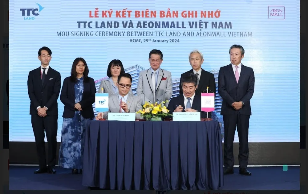 Ông Võ Quốc Khánh - Tổng Giám đốc TTC Land và ông Tetsuyuki Nakagawa - Tổng Giám đốc AeonMall Việt Nam cùng lãnh đạo 2 bên tại buổi lễ ký kết