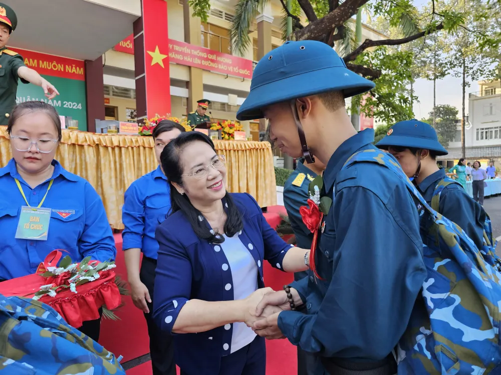 Bà Trần Kim Yến, Chủ tịch Ủy ban MTTQ TPHCM động viên tân binh lên đường nhập ngũ