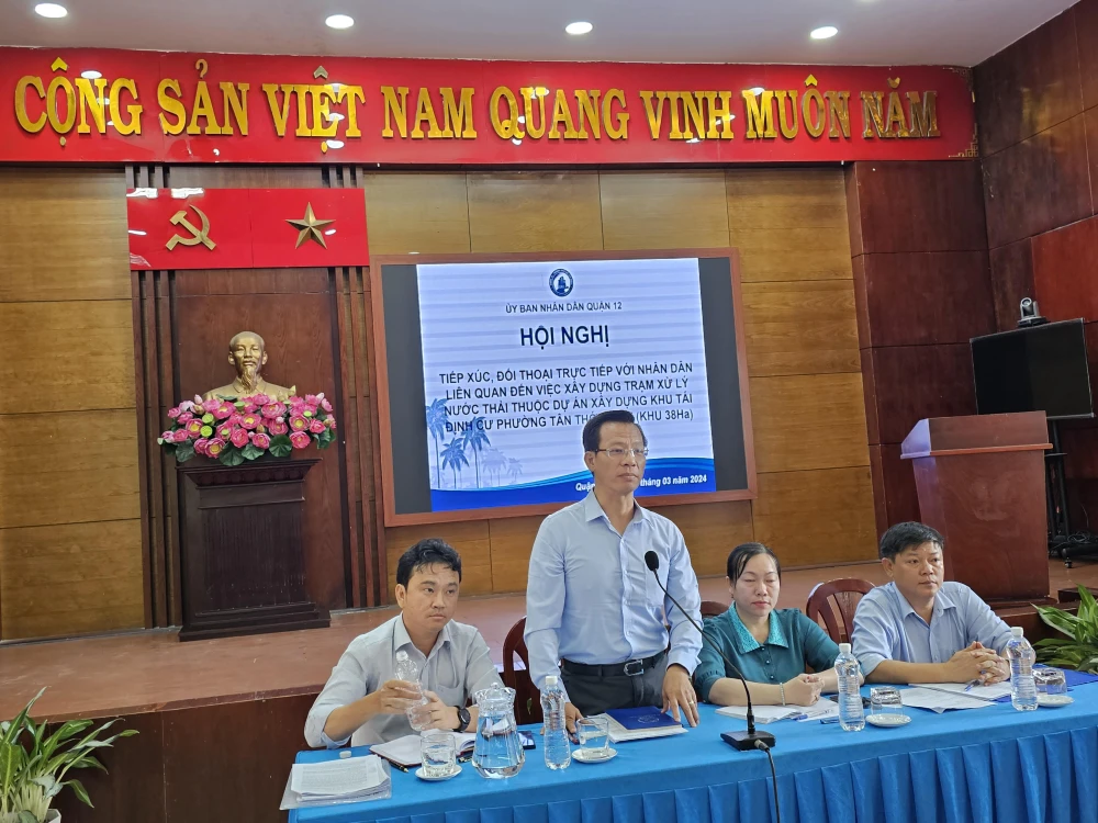 PCT UBND quận 12 Đậu An Phúc trao đổi với người dân