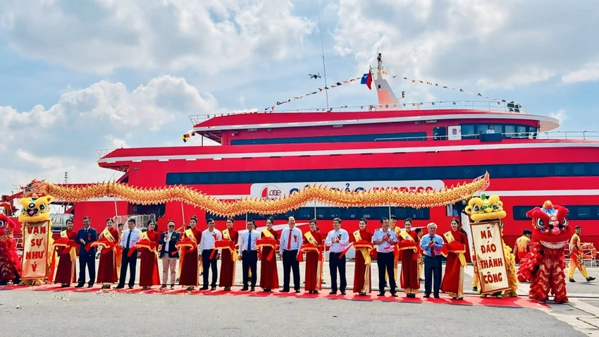 Lãnh đạo Thành phố cùng đại diện các sở ban ngành cắt băng khánh thành cao tốc.jpg