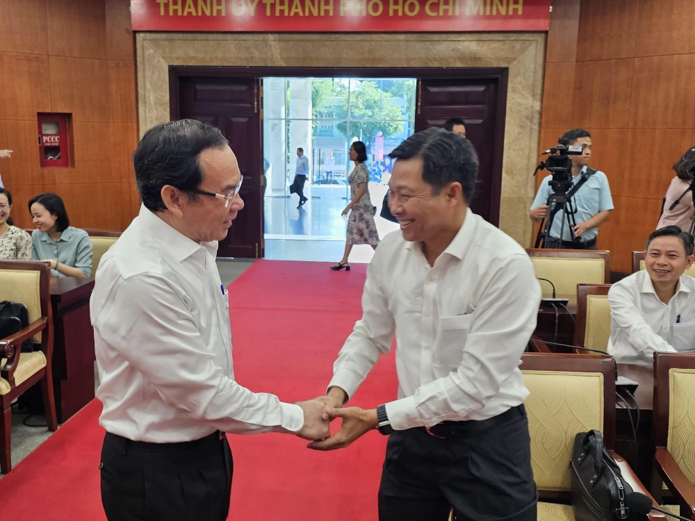 Bí thư Thành ủy Nguyễn Văn Nên trao đổi cùng Chủ tịch UBND quận 12 Nguyễn Văn Đức BT-CT Q12.jpg