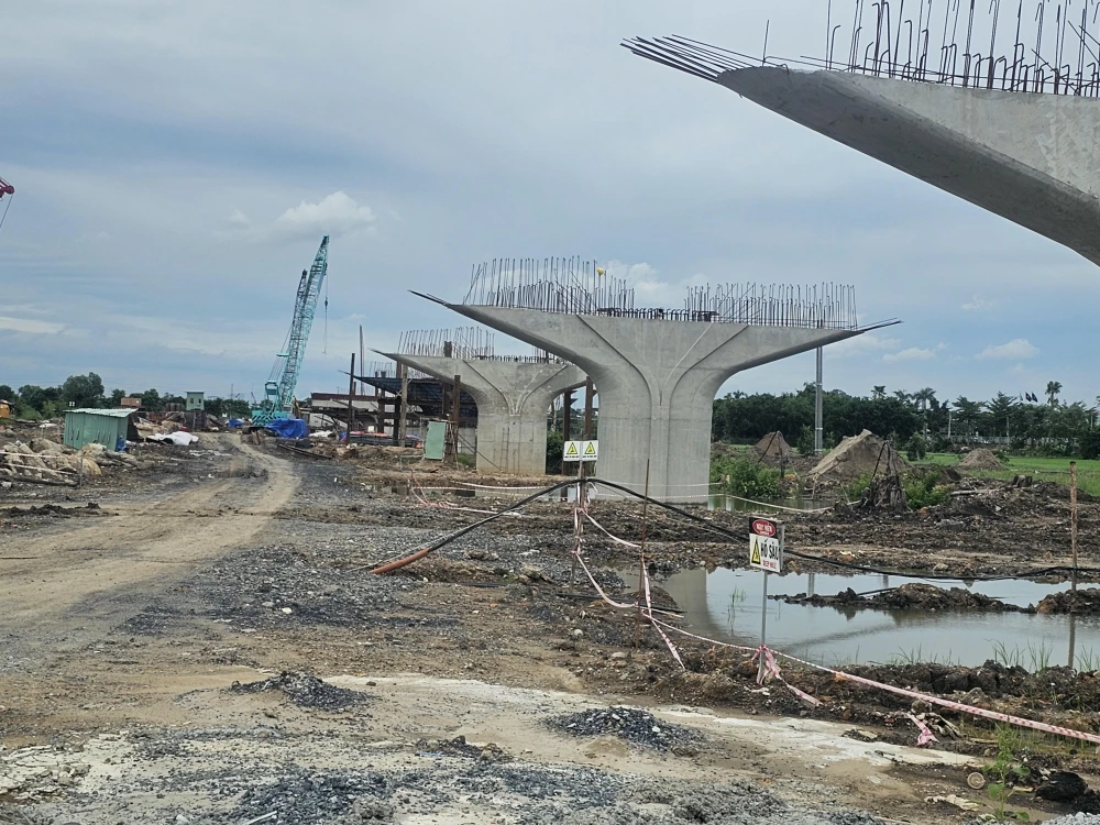 Người dân bị thu hồi đất thực hiện dự án sẽ được đền bù cao hơn theo bảng giá đất mới (ảnh: nút giao Vành đai 3- Quốc lộ 22 đoạn đi qua huyện Hóc Môn- một dự án trọng điểm của Thành phố) VD3.jpg