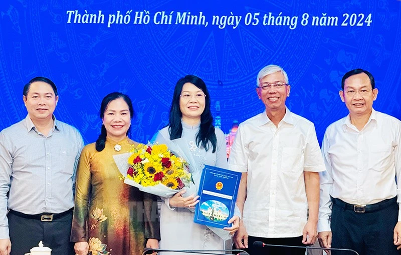 Phó Chủ tịch Võ Văn Hoan (thứ 2 từ phải) trao quyết định cho bà Nguyễn Thị Đoan Trang