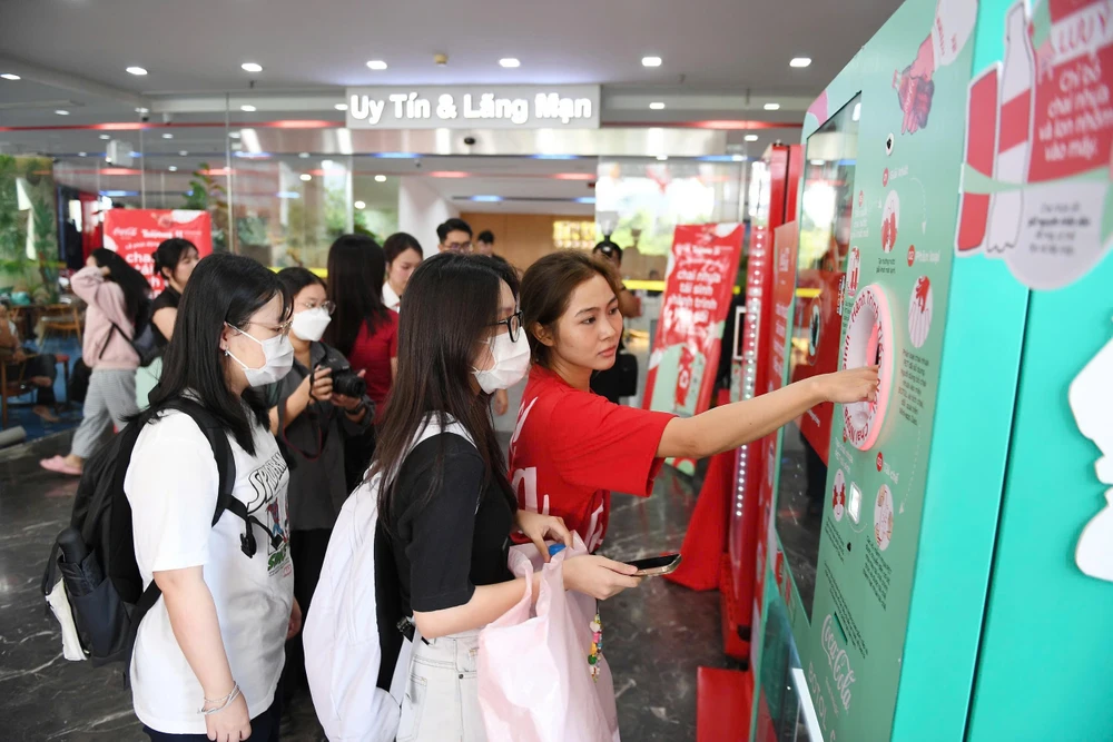 Hơn 1.000 sinh viên tham gia 'Chai nhựa tái sinh, hành trình tiếp nối' 