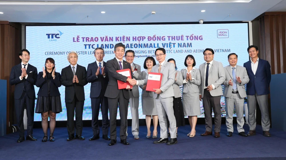 Ông Võ Thanh Lâm - Tổng Giám đốc TTC Land và ông Tetsuyuki Nakagawa - Tổng Giám đốc AeonMall Việt Nam thực hiện nghi thức trao văn kiện hợp đồng thuê tổng thuộc dự án TTC Plaza Đà Nẵng