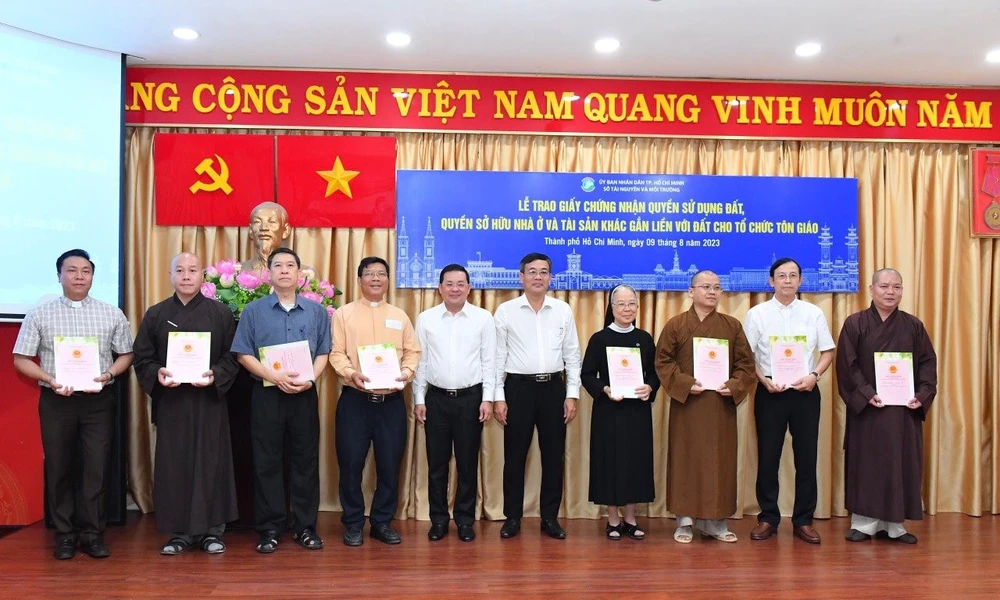 Sở TNMT trao GCN cho các cơ sở tôn giáo vào tháng 8-2023