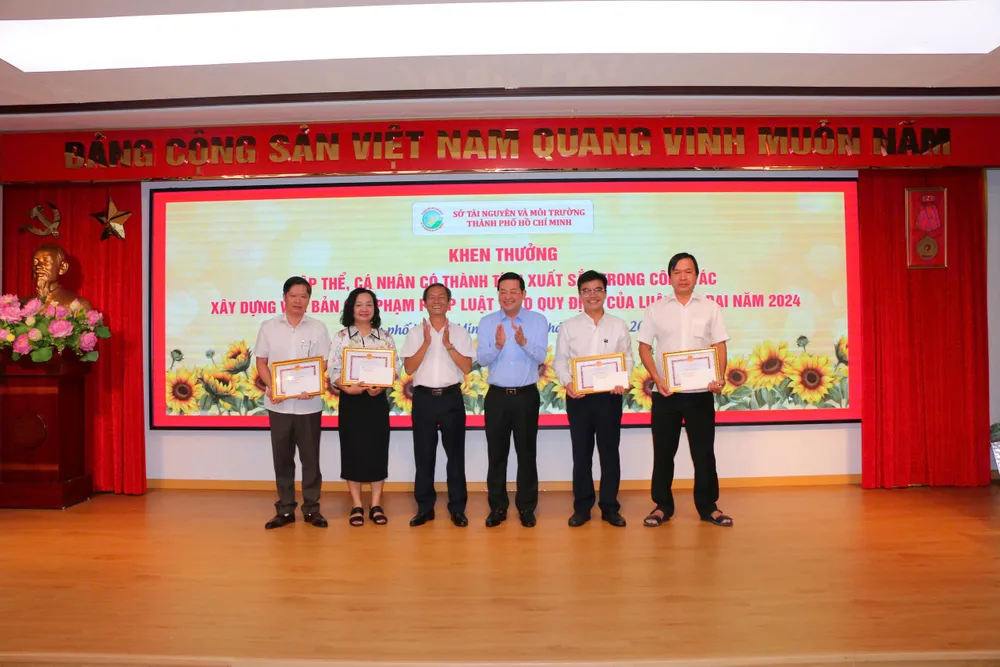 Các tập thể được khen thưởng khen 4.11.jpg