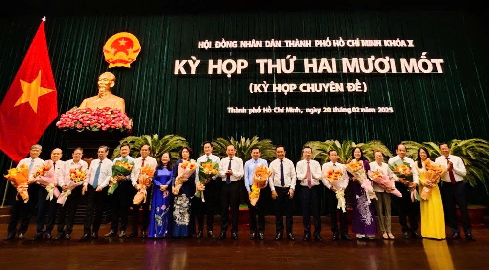 Bí thư Thành ủy Nguyễn Văn Nên và lãnh đạo TPHCM tặng hoa chúc mừng lãnh đạo các sở sau khi sáp nhập