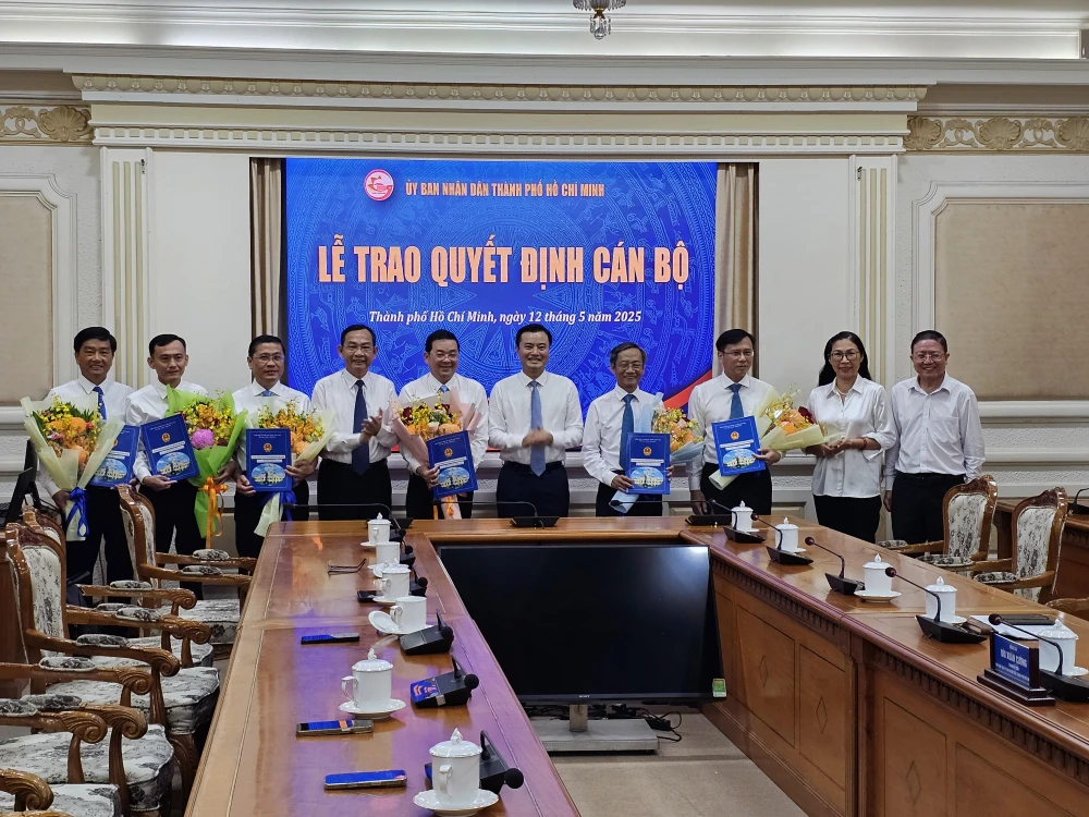Lãnh đạo TPHCM tặng hoa chúc mừng cho các thành viên được bổ nhiệm TRao QD 12-5.jpg