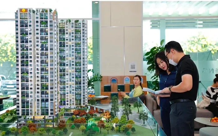 Người trẻ quan tâm nhà ở tại một dự án bất động sản
