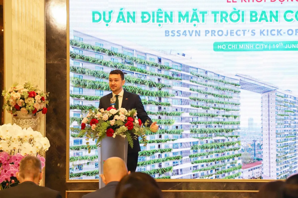 Ông Christopher Scholl, Phó Tổng Lãnh sự Đức tại TPHCM phát biểu tại buổi lễ Phó Lãnh sự quán Đức.jpg