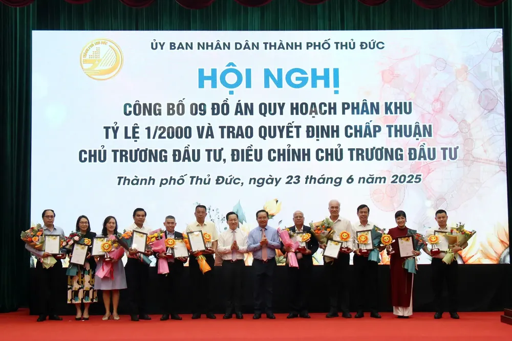 Chủ tịch UBND TPHCM Nguyễn Văn Được quyết định chủ trương đầu tư và điều chỉnh chủ trương đầu tư cho 21 dự án Trao chứng nh76ạn các nhà đầu tu.jpg