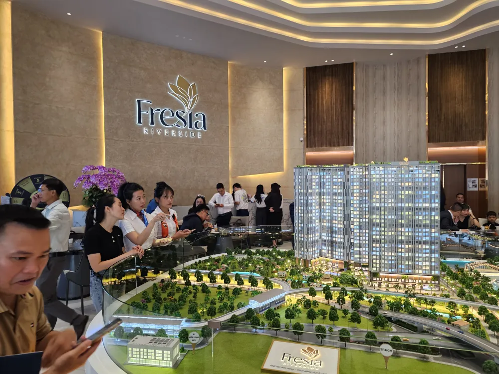 Nhà đầu tư tham quan phối cảnh dự án Dự án biên hòa.jpg