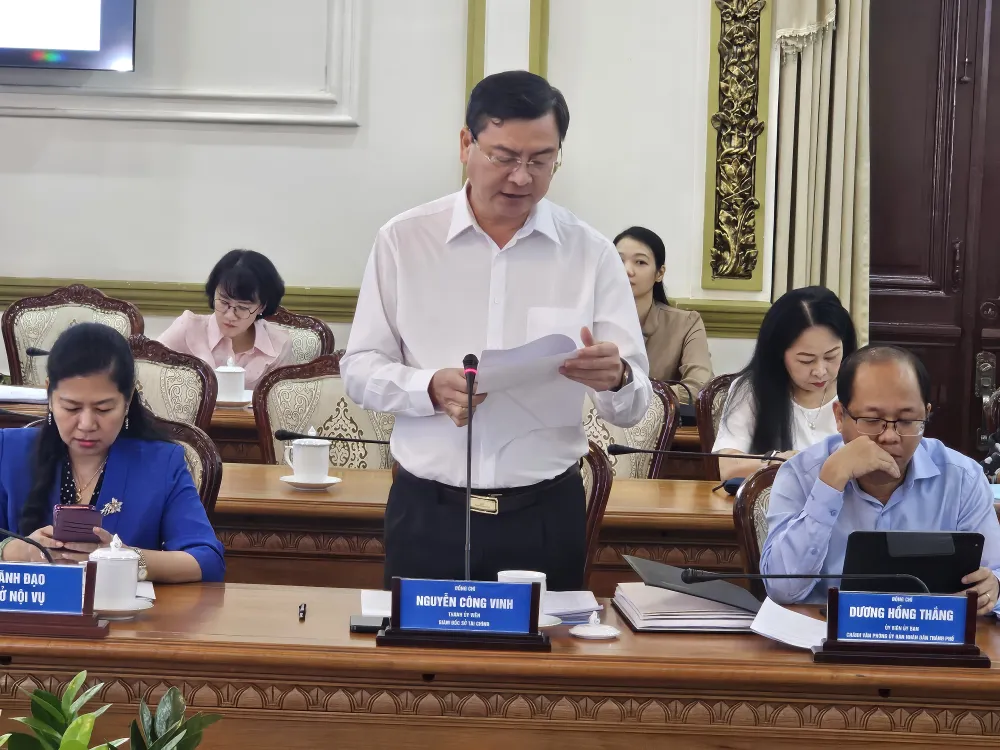 Giám đốc Sở Tài chính Nguyễn Công Vinh báo cáo tại kỳ họp GD STC Ng Công Vinh.jpg