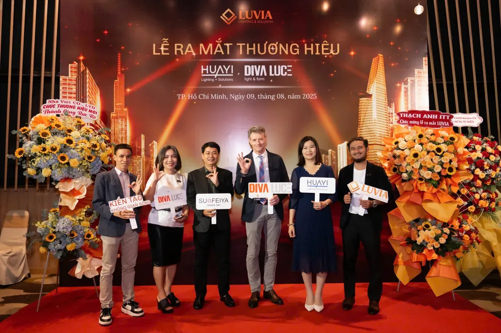 Đại diện các thương hiệu trong lễ ra mắt và ký kết hợp tác Ký kết 11.8.jpg