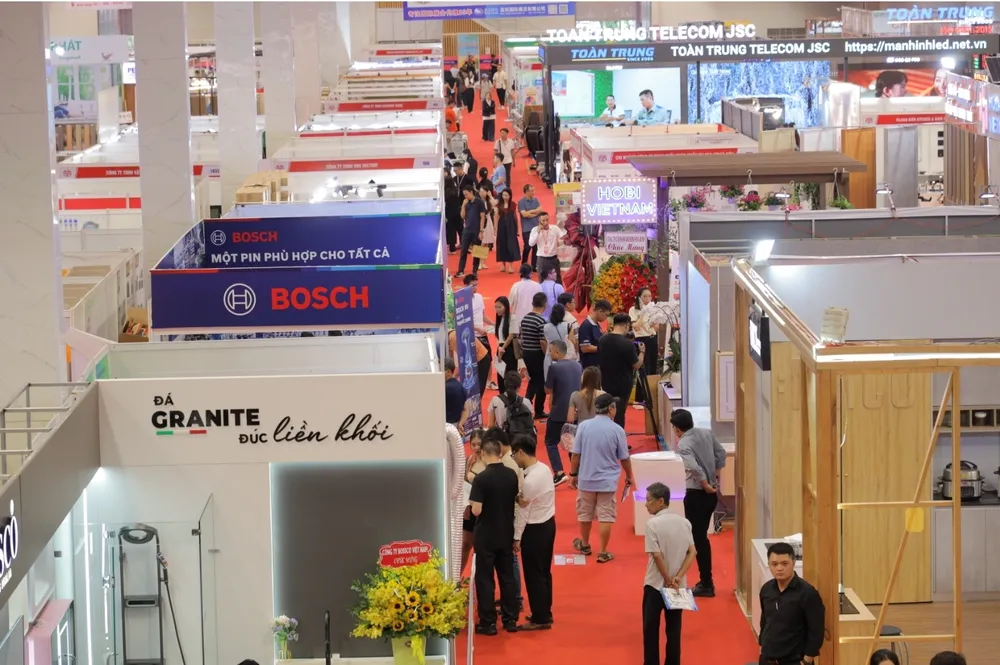 Triển lãm thu hút sự tham gia của hơn 300 doanh nghiệp và gần 1.400 gian hàng Vietbuid 2.jpg