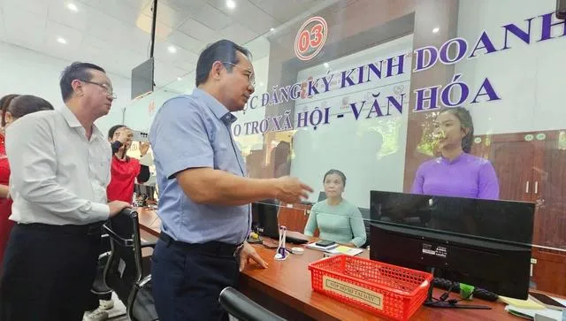 Chủ tịch UBND TPHCM Nguyễn Văn Được kiểm tra hoạt động tại Trung tâm hành chính công phường Phú An Chủ tịch NVD - TTHC công phưiờng Phú An.jpg