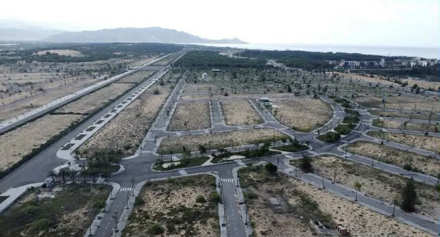 Cảnh hoang vắng bên trong dự án Nhơn hội 2.jpg