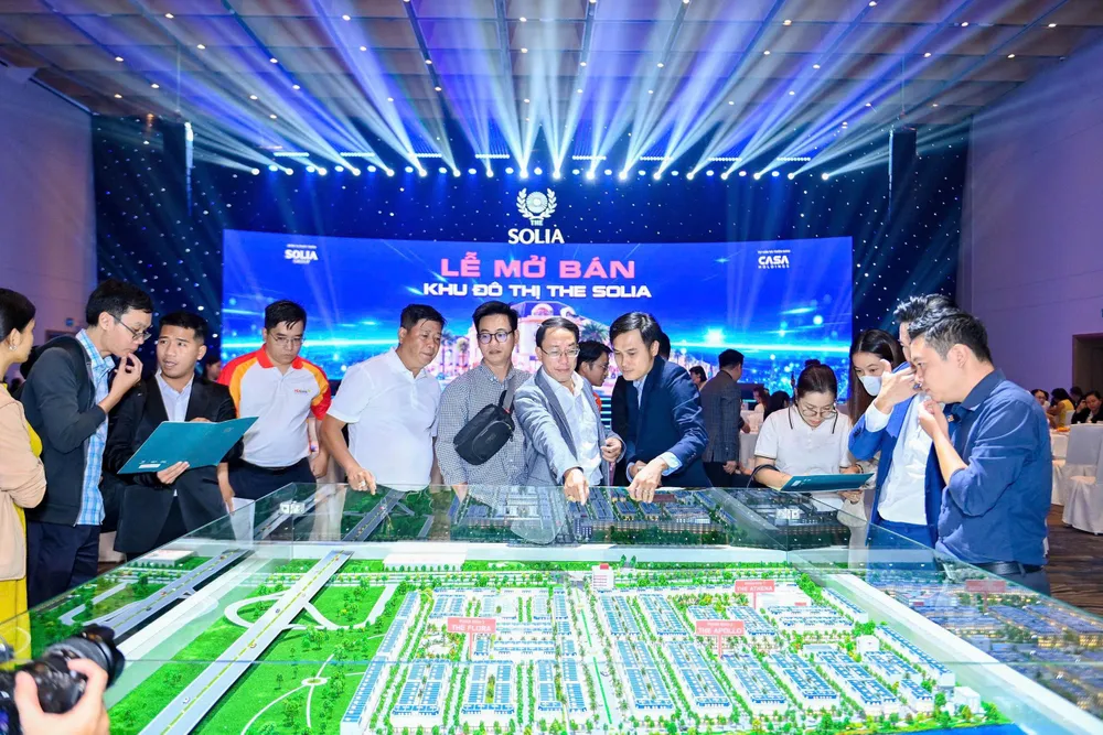 Khách hàng tìm hiểu thông tin tại sự kiện mở bán dự án