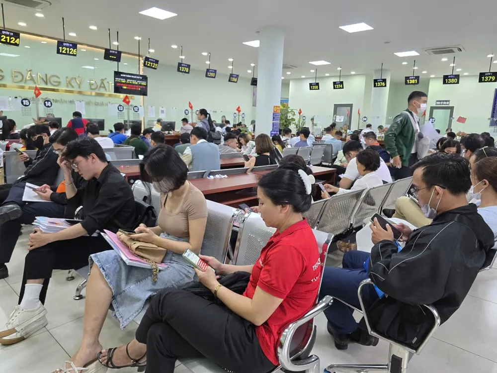 Người dân làm thủ tục Đăng ký Đất đai tại Chi Nhánh Thủ Đức. Ảnh: Đỗ Trà Giang VP Thủ Đức.jpg
