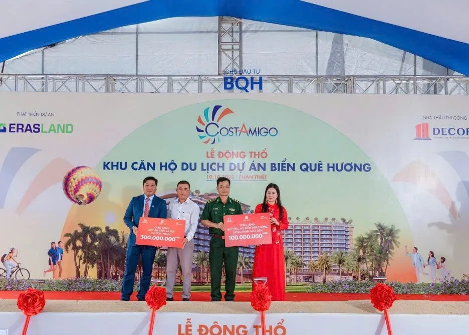 Ông Nguyễn Minh Tâm, Tổng Giám đốc DECOFI, và bà Nguyễn Thanh Tuyền trao tặng các quỹ cho lãnh đạo địa phương. PT3.jpg