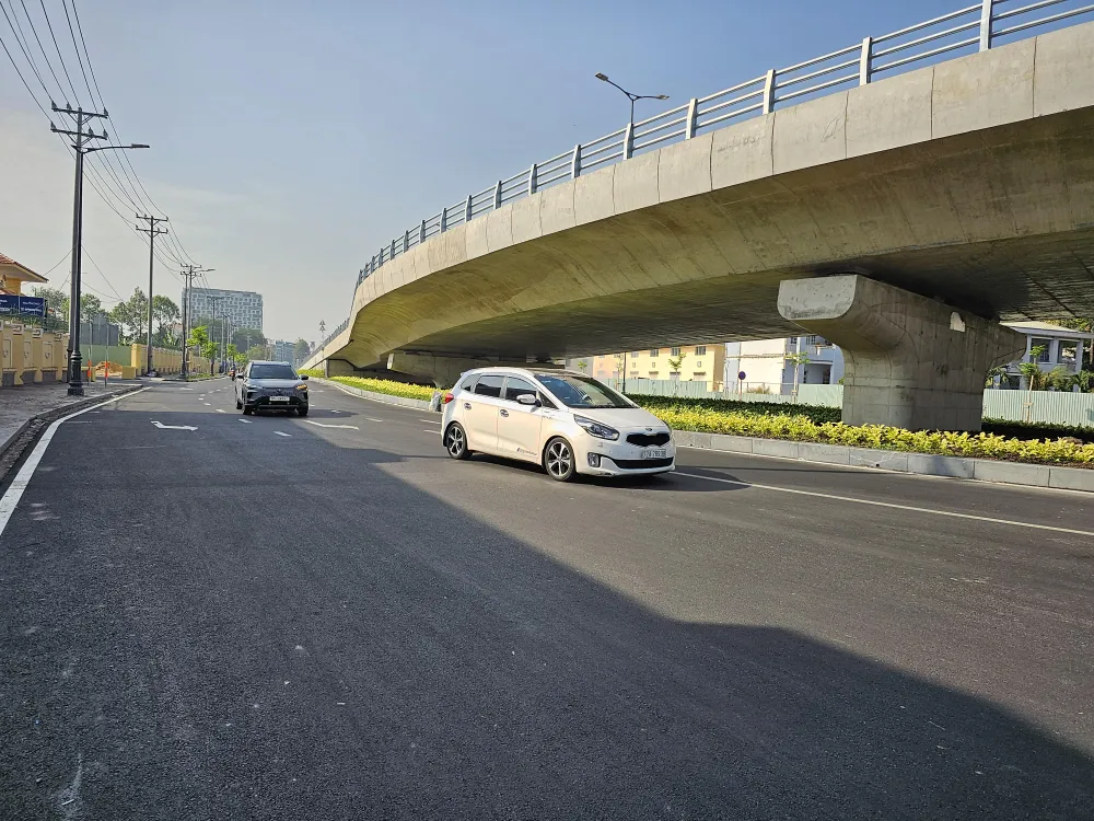 Cầu vượt vào Nhà ga T3 đưa vào khai thác dịp 30-4 góp phần giải tỏa cửa ngõ Tây Bắc TPHCM. Ảnh: Đỗ Trà Giang C.CH.jpg