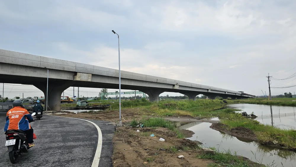 Cầu vượt thuộc dự án Vành đai 3 giao với QL 22 đang được thi công gấp rút (ảnh chụp ngày 13-10). Ảnh: Đỗ Trà Giang