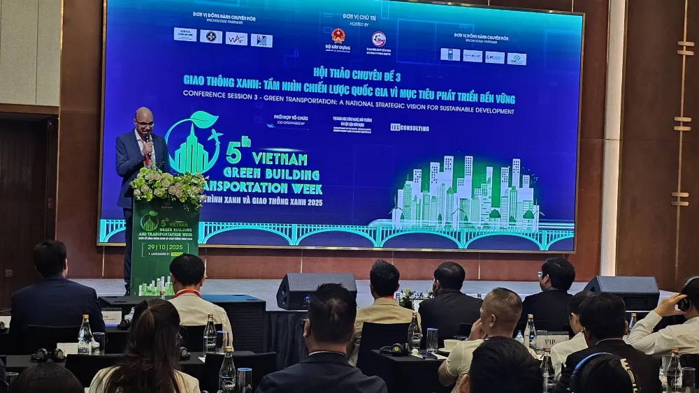 Các chuyên gia nước ngoài phát biểu tại hội thảo Xanh.jpg