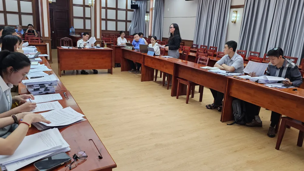 Đại diện Công ty Thuận Lợi phát biểu tại cuộc họp với Tổ công tác 1645 ngày 26-11