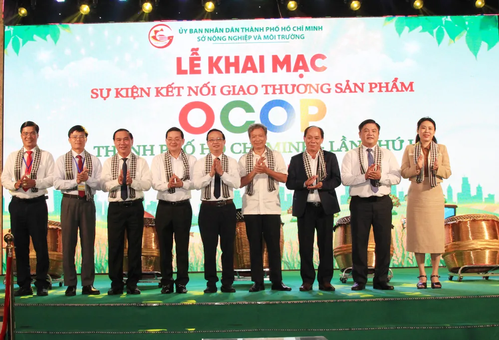 Phó Chủ tịch UBND TPHCM Bùi Minh Thạnh (thứ 5 từ trái qua) và Giám đốc Sở NN-MT Nguyễn Toàn Thắng (thứ 4 từ trái qua) cùng các đại biểu trong nghi thức khai mạc